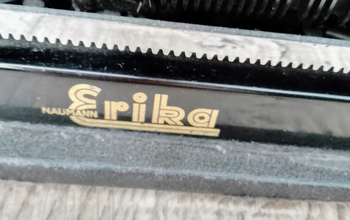 STAROŽITNÝ KUFŘÍKOVÝ PSACÍ STROJ ERIKA 6 A.-G. Vorm. Seidel - 16