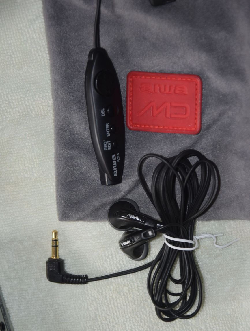 Minidisc Aiwa AM-F5, nabíječka, AA adapter, manual, MD disky - 16