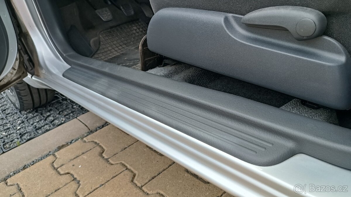 Toyota Yaris 1.3 - 16