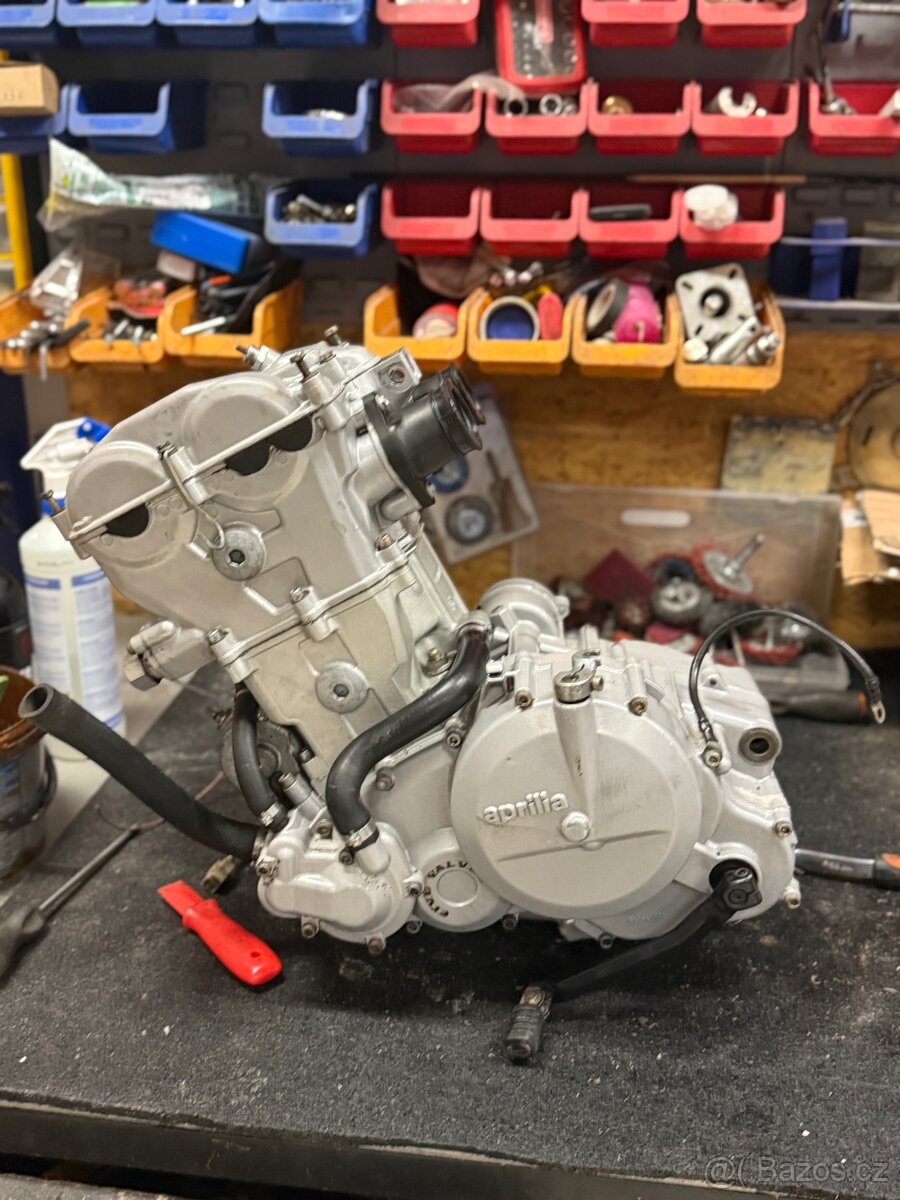 Aprillia/BMW - motor Rotax 650 - 16