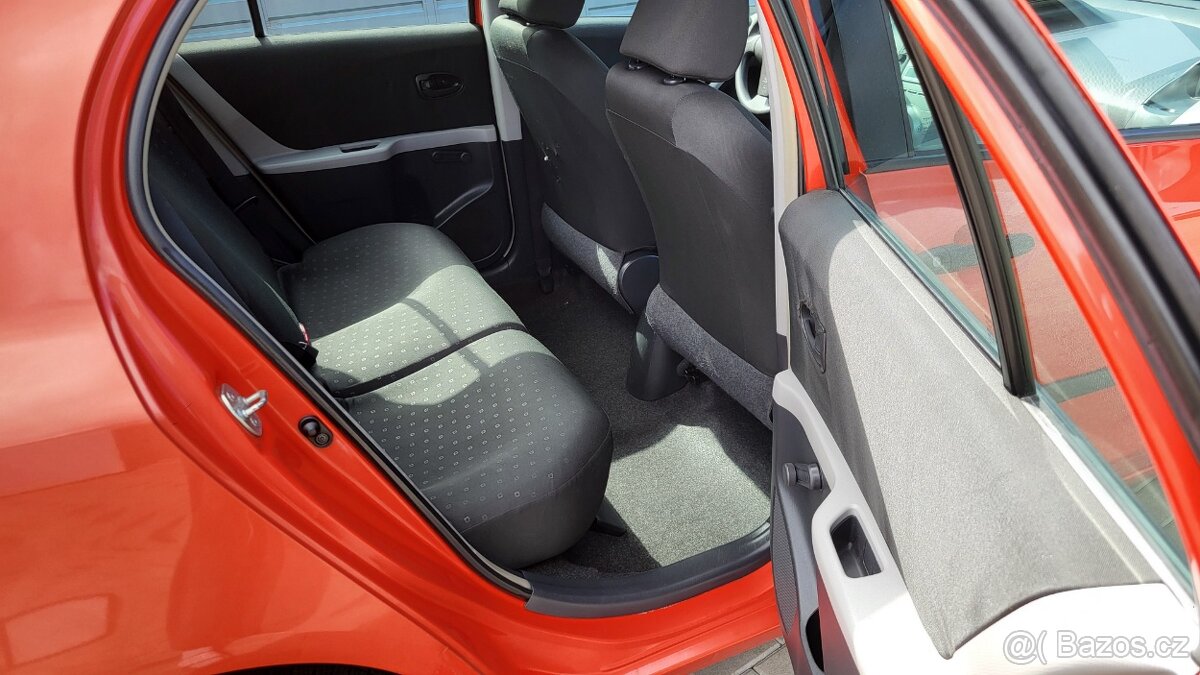 Toyota Yaris 1,0i - 51kw. HEZKÝ STAV - 1 MAJITEL. EURO 4 - 16