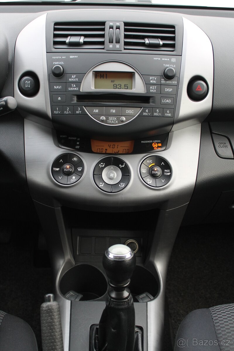 Toyota Rav4 2.2D-4D 100kW + 4X4 + BEZ KOROZE + TAŽNÉ - 16