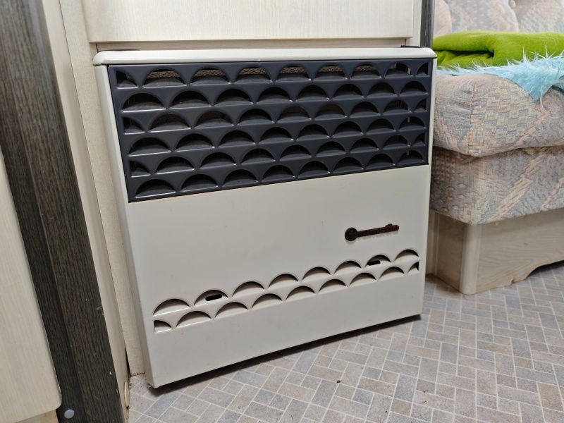 Cestovní karavan HOBBY 470 Classic pro 4 osoby - 16