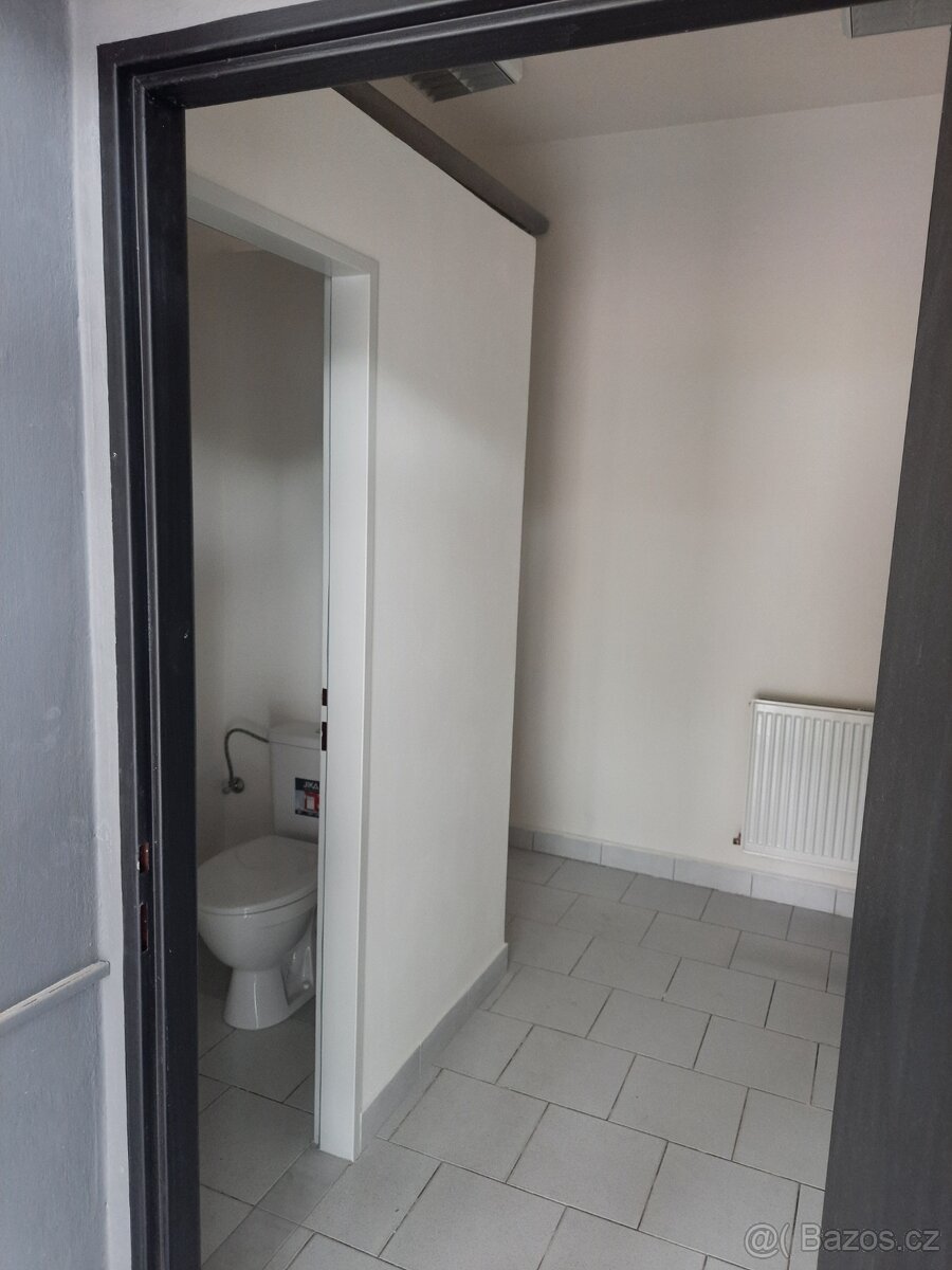 Prosklená prodejna se skladem v Kolíně - 16