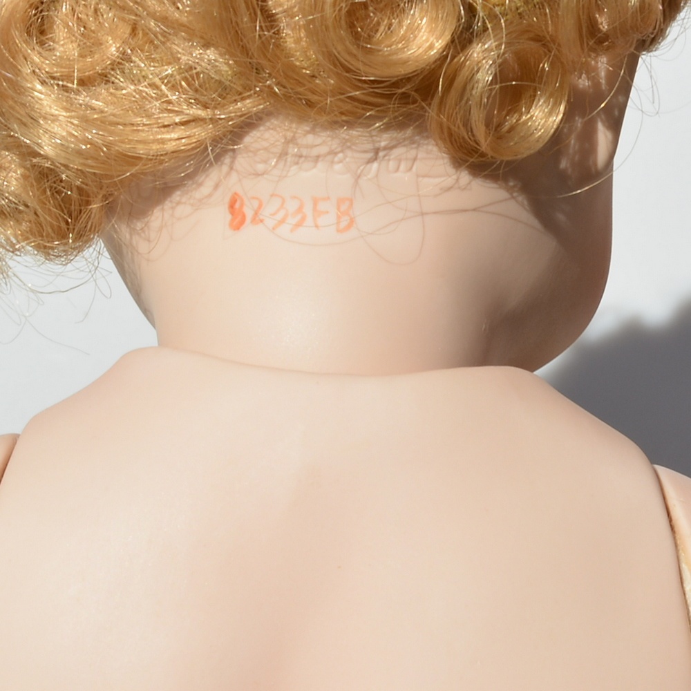 Porcelánová panenka +vanička +kachna +bublinky +kožíšek - 16