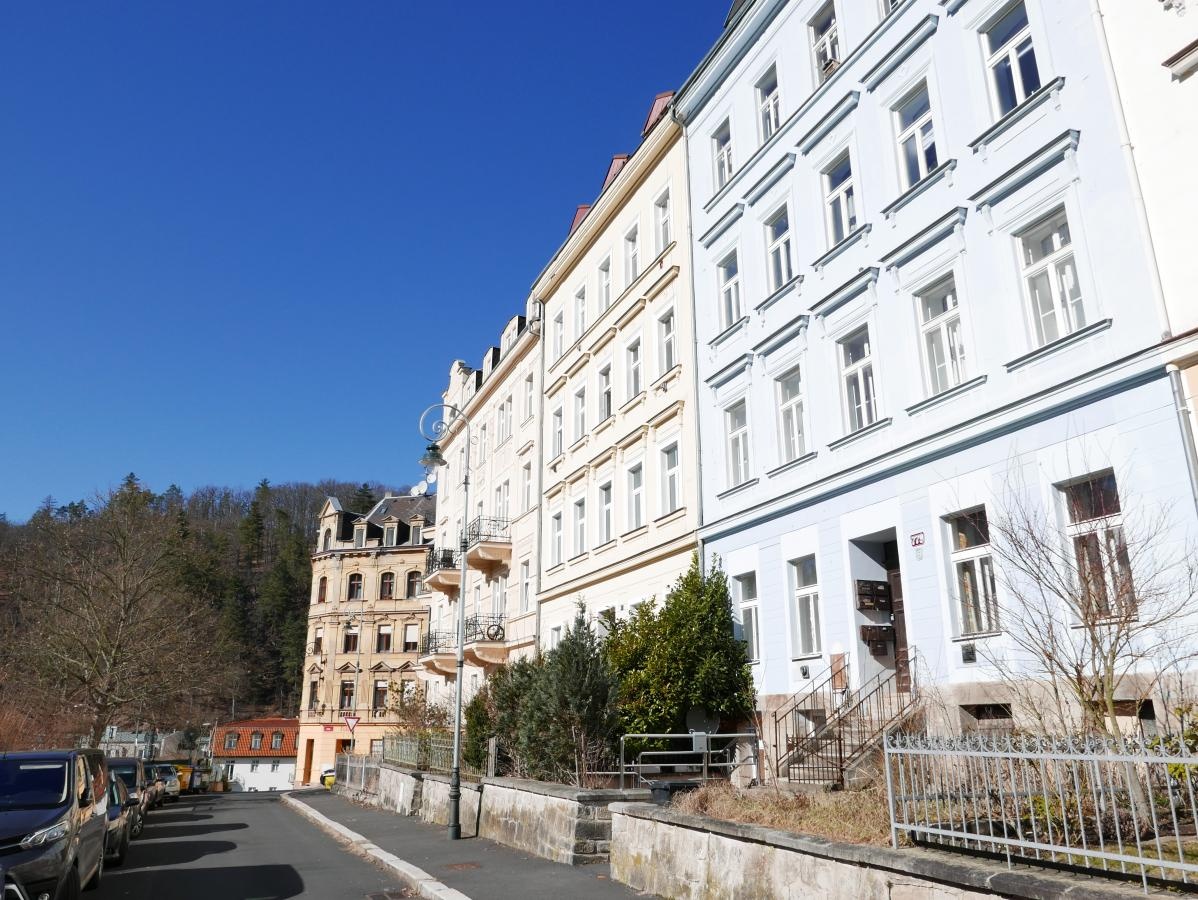 Dva byty - celé patro, K.Vary, Škroupova ul.- lázeňská zóna - 16