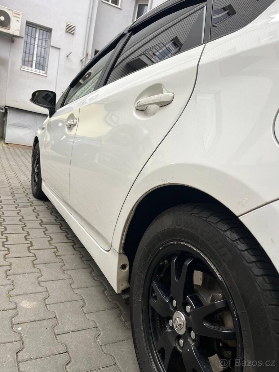 Toyota Prius Hybrid - 16