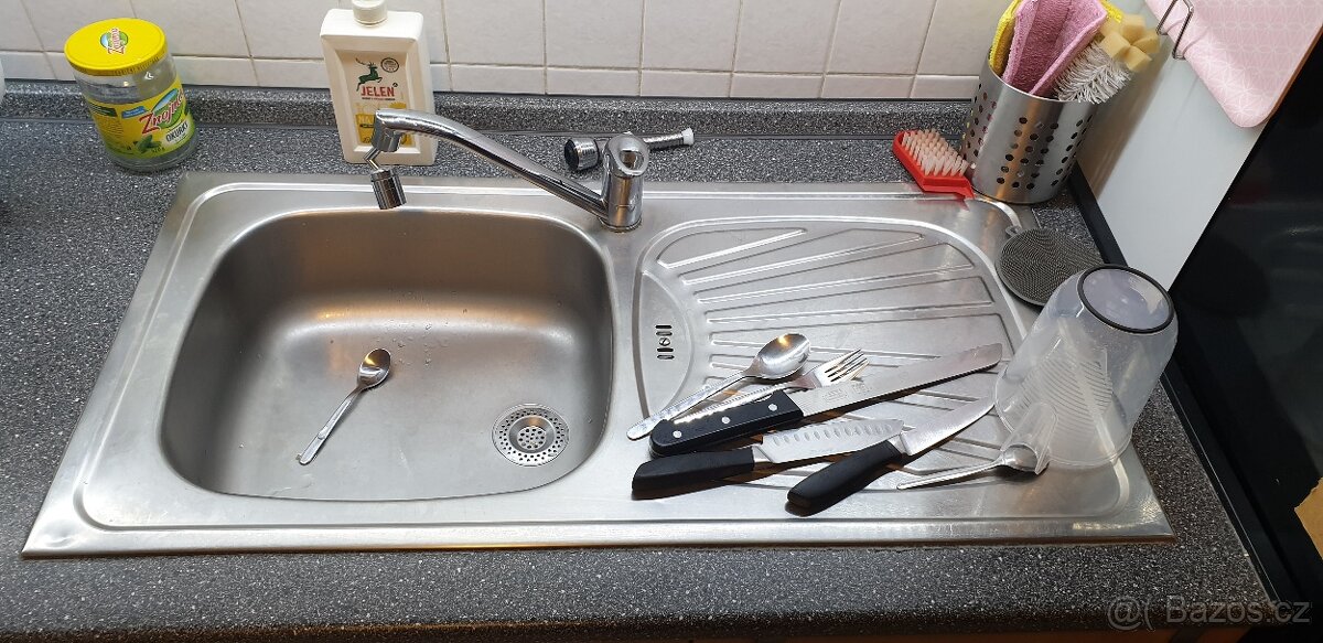 kuchyň s funkčními spotřebiči v zachovalém stavu - 16