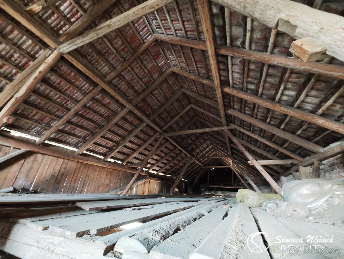 Prodej dvougeneračního RD s hospodářskými budovami v Makově - 16