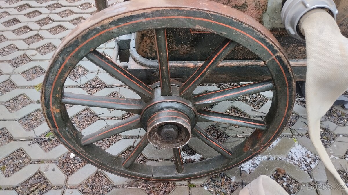 Historická dvoukolová ruční hasičská stříkačka - 16