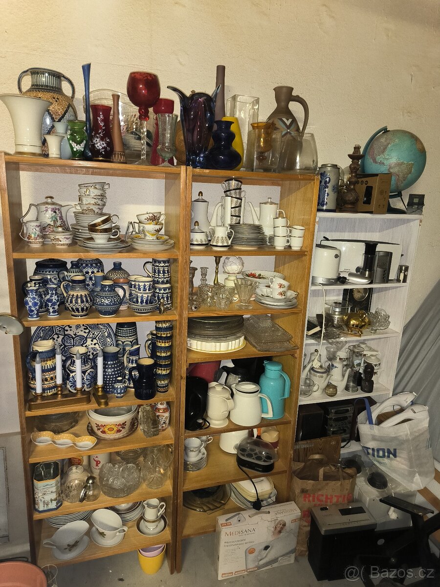 Bytový nábytek, skříně, stoly, komody , doplňky - 16