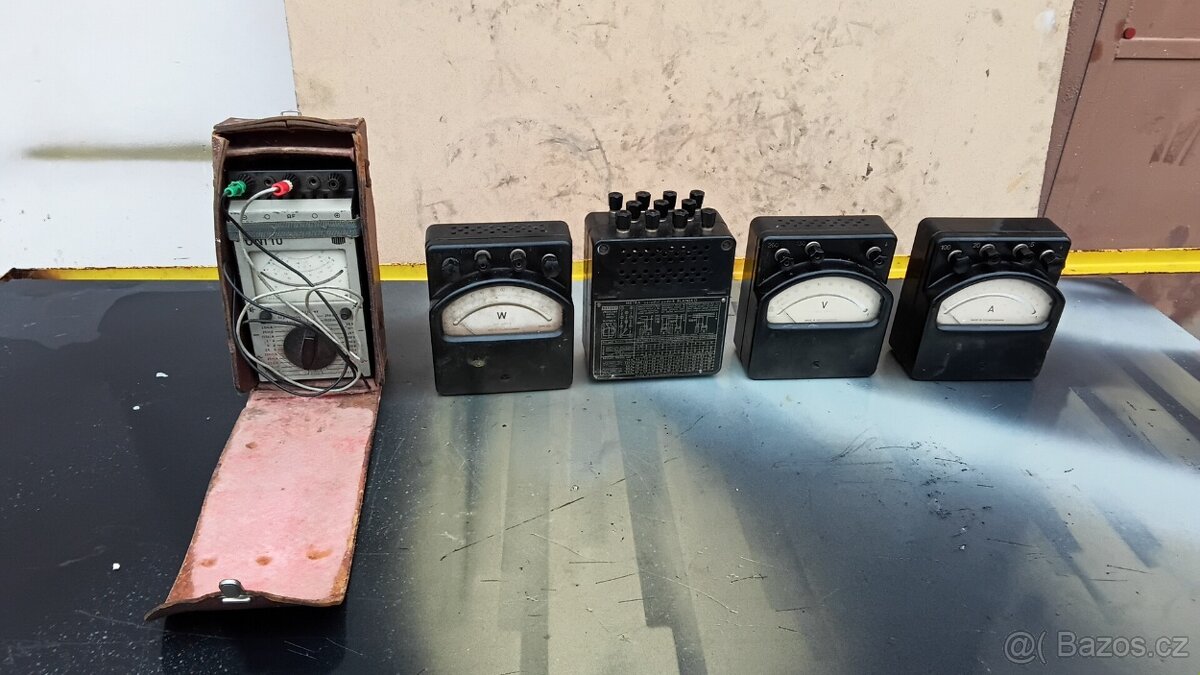 Porcelán cibulák,knihy ,měřáky. - 16