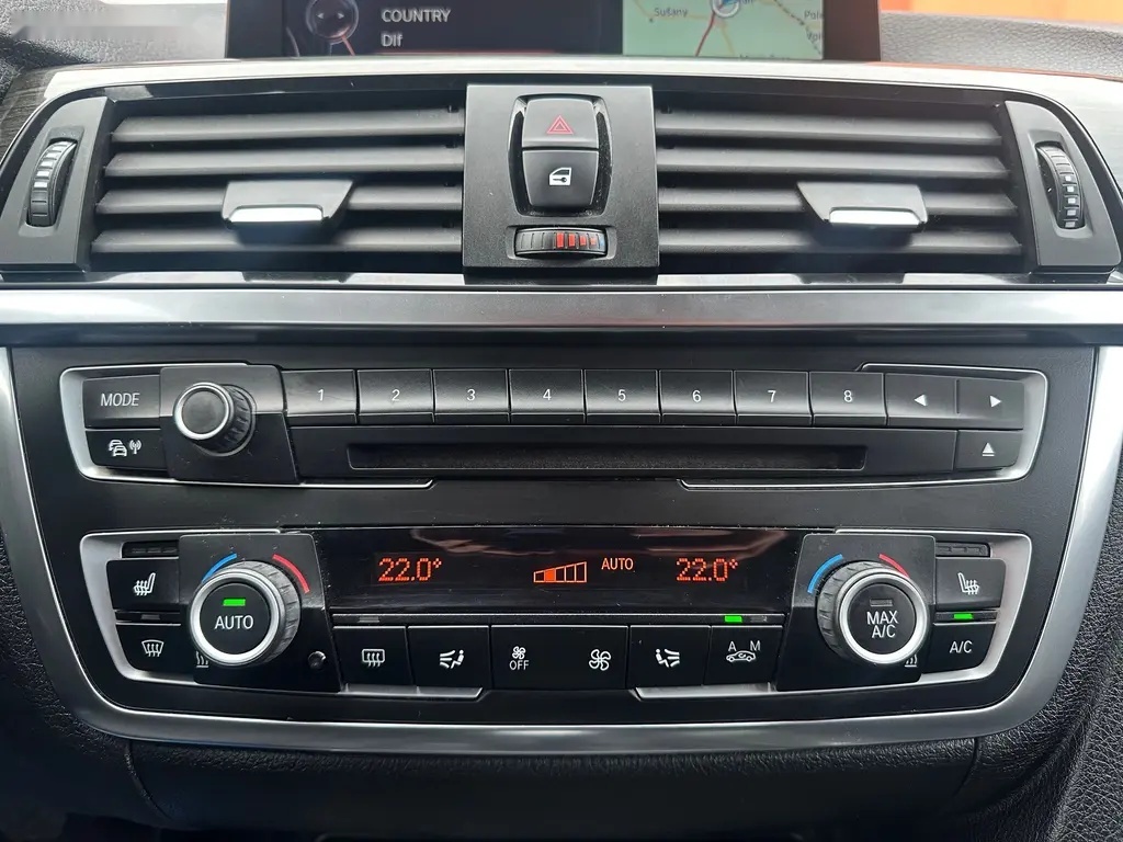 BMW Řada 3, 318D 105KW navi,kůže,panorama - 16