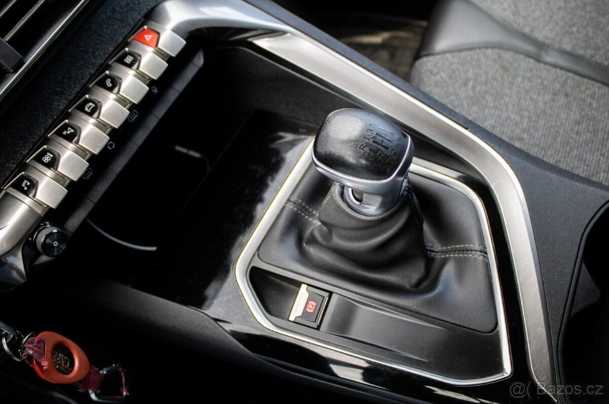 Peugeot 3008 1.2 PureTech 96kW (2017) - 16