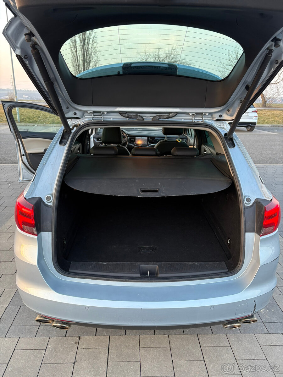 Opel Astra Sports Tourer+ 12/2016 - plná výbava - 16
