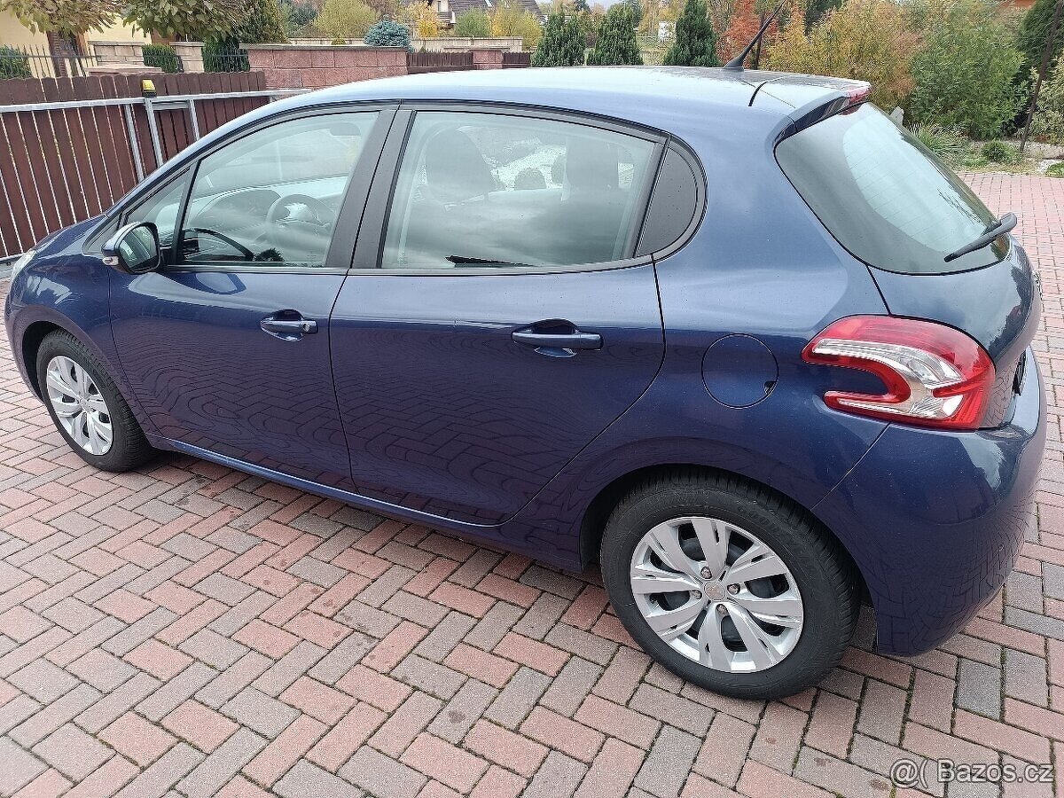 Peugeot 208, najeto 61 TKM, metal. lak, motor 1,2 benzin - 16