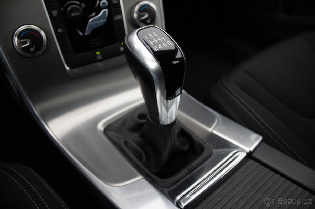 VOLVO V60 Cross Country 2.0L 110kW MT/6 2017 - 16