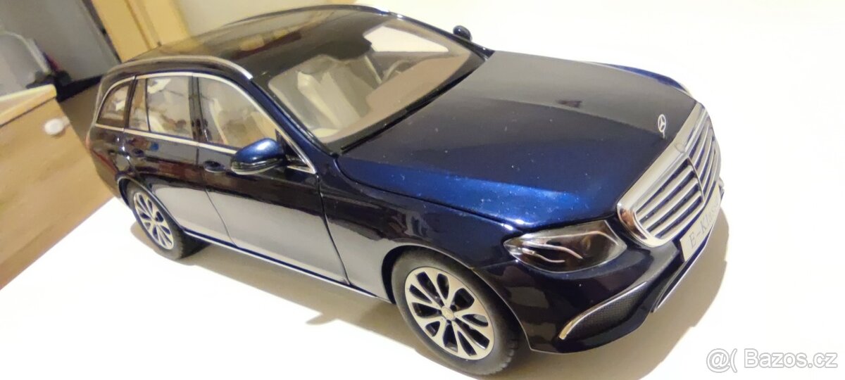 Mercedes-Benz E klasse 1:18 - 16