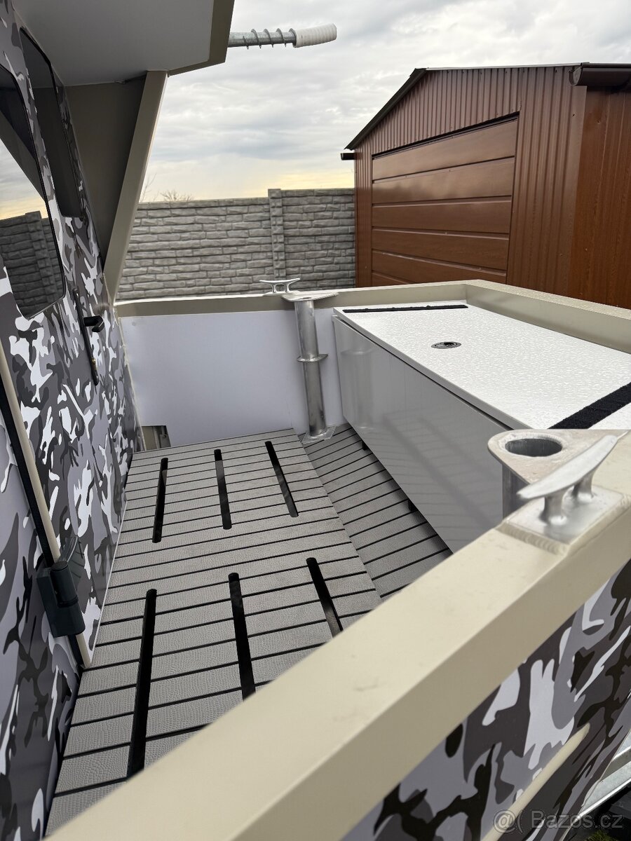 Prodám rybářskou loď vč.motoru,vleku - 16