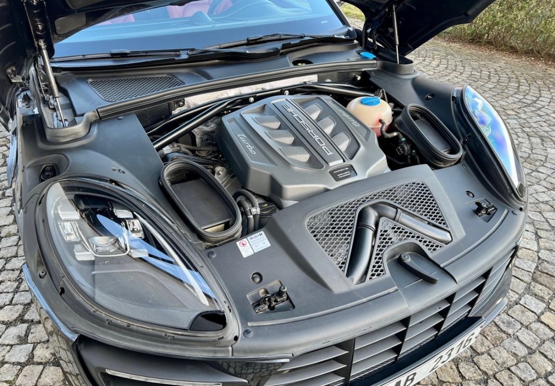 2016 Porsche Macan Turbo Performance - 16