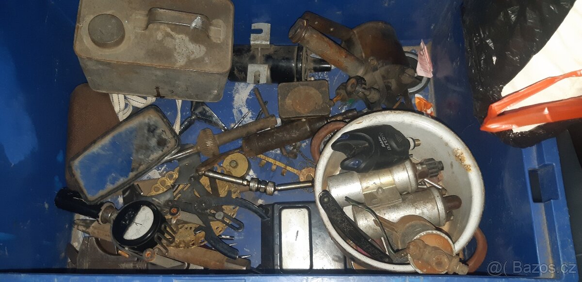 Spoustu starožitností i z války na prodej - 16