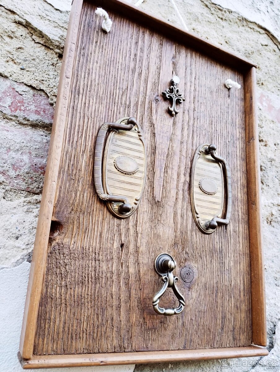 Věšáky, dekorace z masivu / Levně - 16