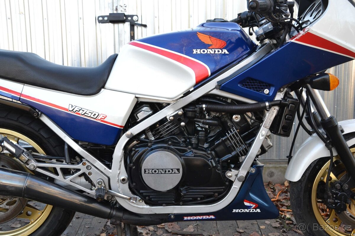 Honda VF 750F – RC15 - 16