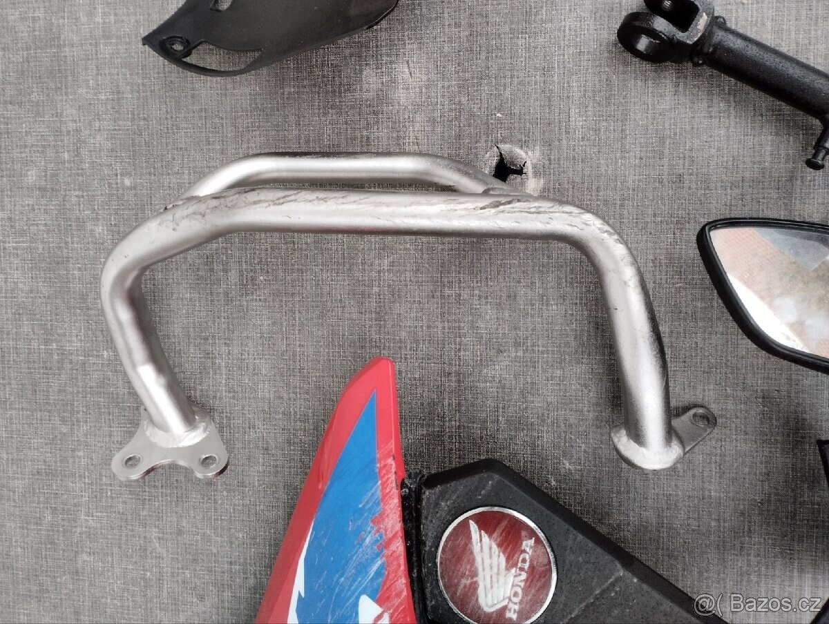 Nádrž Honda Africa Twin 1100 + poškoz. díly - 16