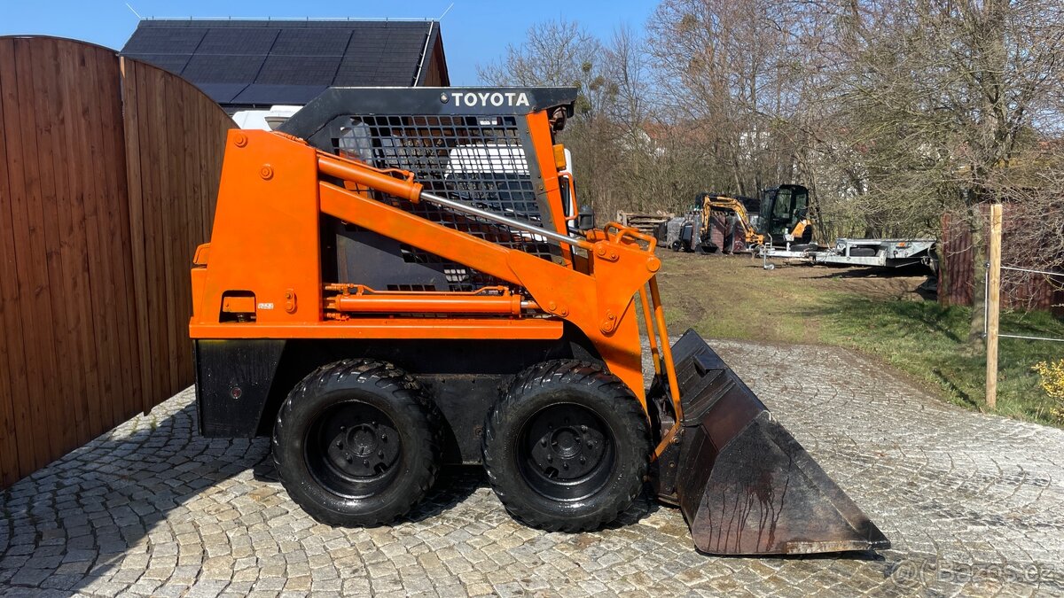 PRONÁJEM - SMYKOVÝ NAKLADAČ TOYOTA 2SDK8 - 16