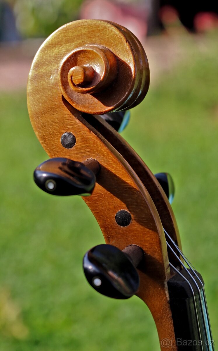 Staré housle s silným zvukem - 16