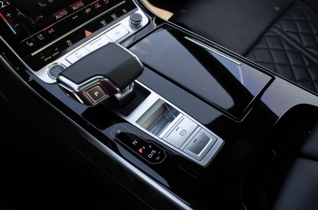 Audi A8 55 TFSI z roku 2022 - 16