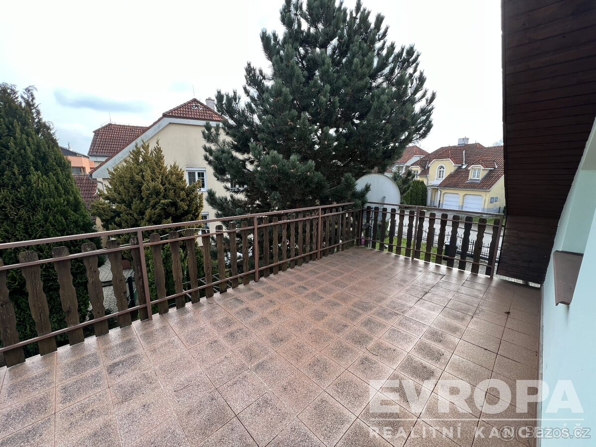 Zateplený vícegenerační rodinný dům s velkým rovinatým pozem - 16