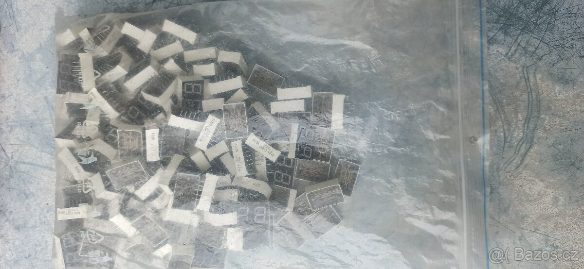 Velké množství součástek - 16