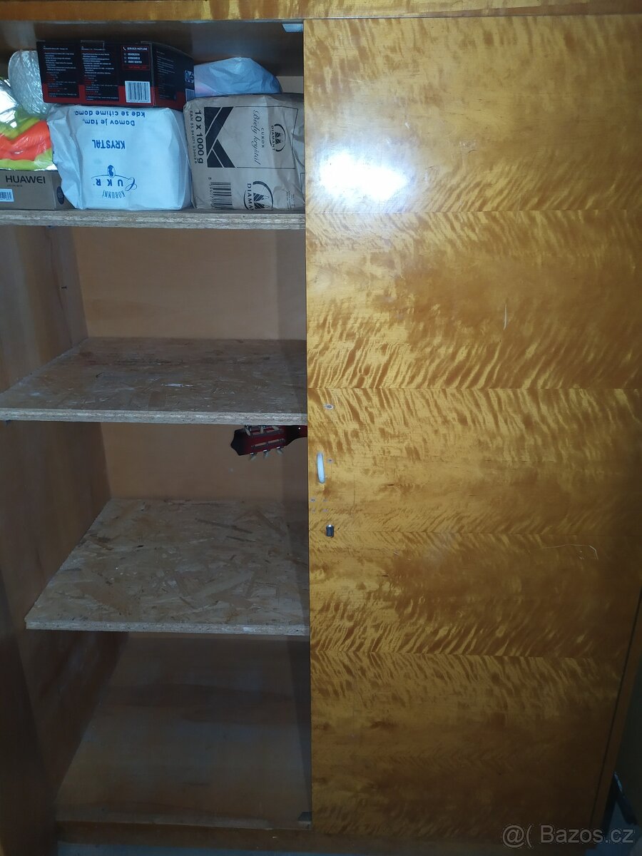 Šatní skříň, příborník,knihovna, komoda,peřiňák, noční stole - 16