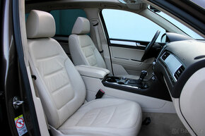 Volkswagen Touareg 3.0 TDI V6 / PANORAMA / TAŽNÉ / NEZ.TOPEN - 16