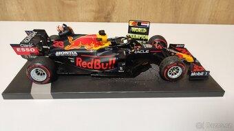 Max Verstappen 1:18 s figurkou - prvy titul Abu Dhabi 2021 - 16