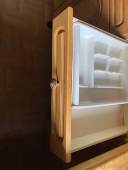 Hnědá kuchyňská linka z Německa se spotřebiči - 16