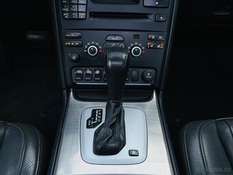 Volvo XC90 2.4 D5 AUTOMAT 1.MAJITEL VÝHŘEV SERVISKA - 16