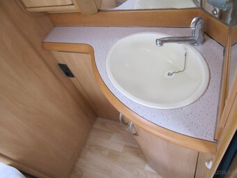 Prodám karavan Hobby 460 ufe,r.v.2004 + mover + předstan. - 16