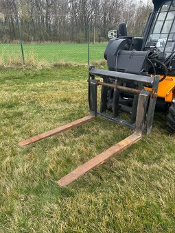 teleskopický manipulátor JCB 520-40   r.v. 2019 - 16