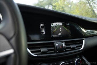 Alfa Romeo Giulia 2.0 AWD VELOCE Ti Q4 / AJ NA SPLÁTKY / - 16