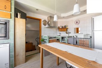 Prostorný byt 5+1 (114 m²) v klidné části Karlových Varů – F - 16