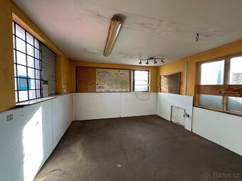 Šestipodlažní budova a •	Přízemní hala: - 16