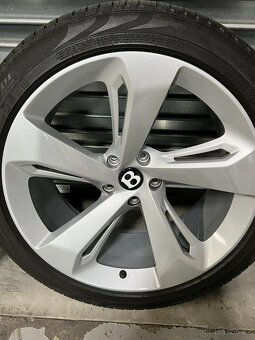 22 STŘÍBRNÁ SADA ORIGINÁLNÍCH KOLA BENTLEY BENTAYGA (4) S PN - 16