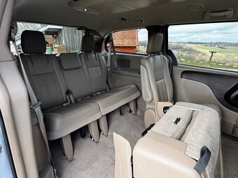Chrysler Town country - 16