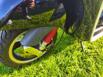 Vespa GTS 300 i.e. (2013) pěkná + doplňky + komplet servis - 16