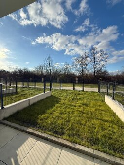 Pronájem nového bytu 1+kk se spacím koutem, terasou, zahrado - 16