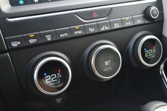 Jaguar E-Pace P200 R-Dynamic AWD Meridian - 16