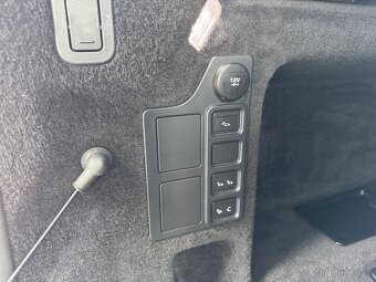 Land Rover Discovery 3.0 TDV6 AWD HSE ČR DPH - 16