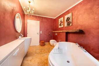 Prodej jedinečného, prostorného RD s větší rovinatou zahrado - 16